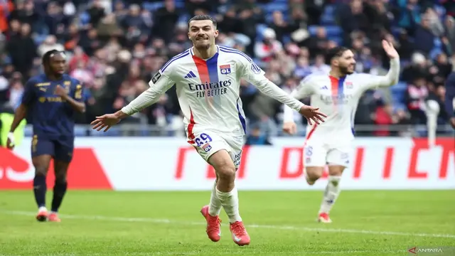 Lyon Pesta Empat Gol